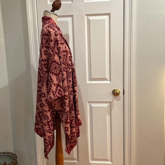 Denim & Co poncho Aztec open front cape Jacquard contract trim pink plus size - Picture 2 of 11